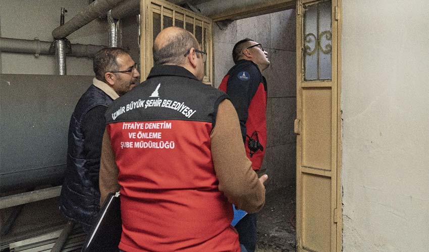 Acil çıkış kapıları ile yangın merdivenleri hayat kurtarıyor