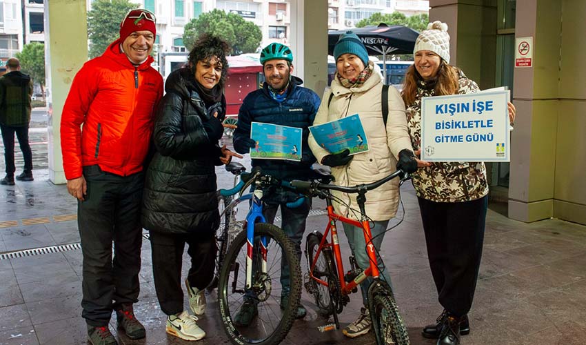Karşıyakalılar işe bisikletle gidiyor