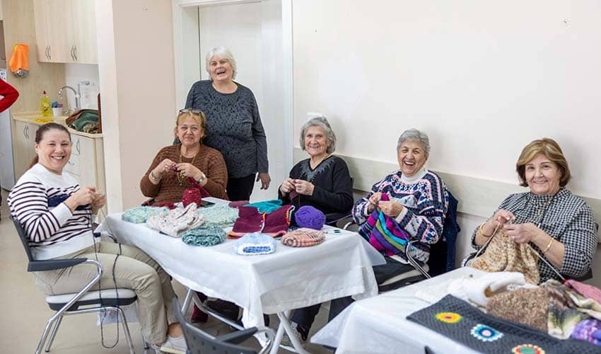 İleri yaş kursiyerleri sevgi köprüsü örüyor