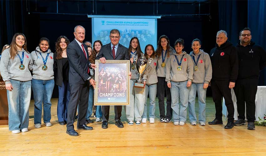 Kupalarını Başkan Cemil Tugay’a teslim etti