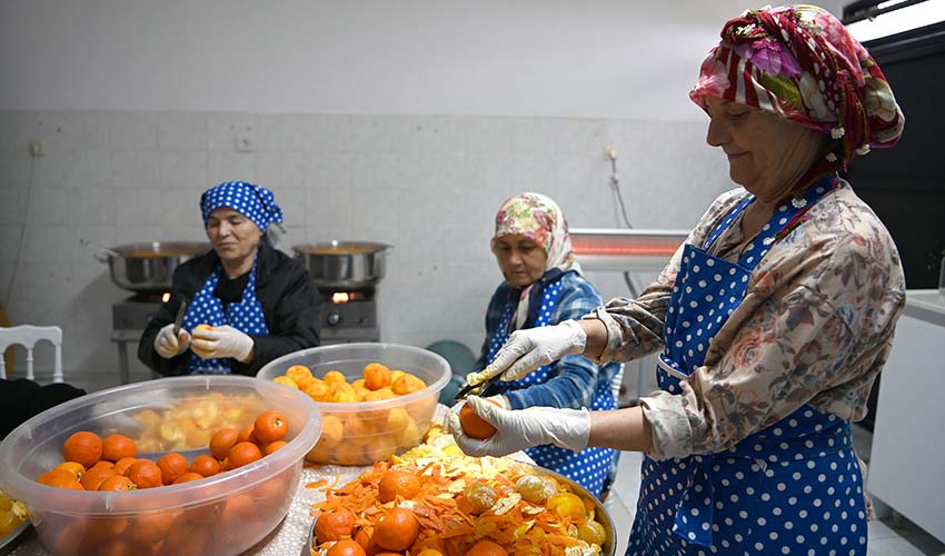 Turunç, kadınların ellerinde tatlanıyor