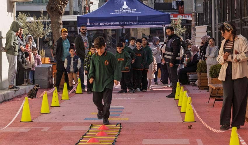 Güzel İzmir neşeli çocuklar