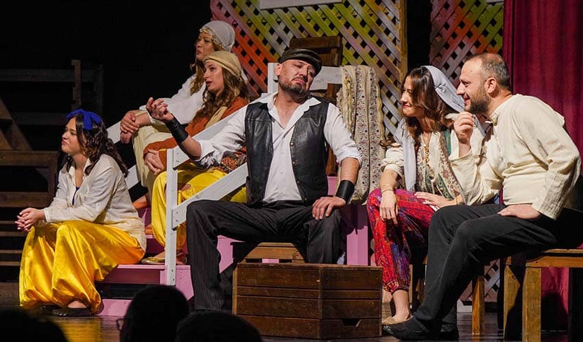 Taşlamalar kahkaha tufanı estirdi