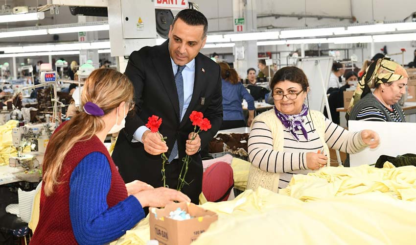 Emekçi kadınlara kırmızı karanfil