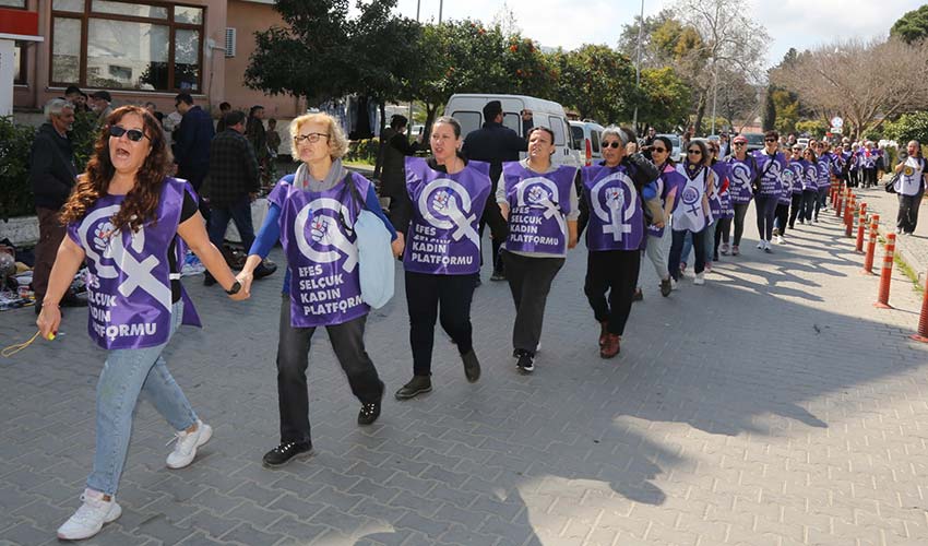 Kadınlar Efes Selçuk sokaklarında zincir oluşturdu