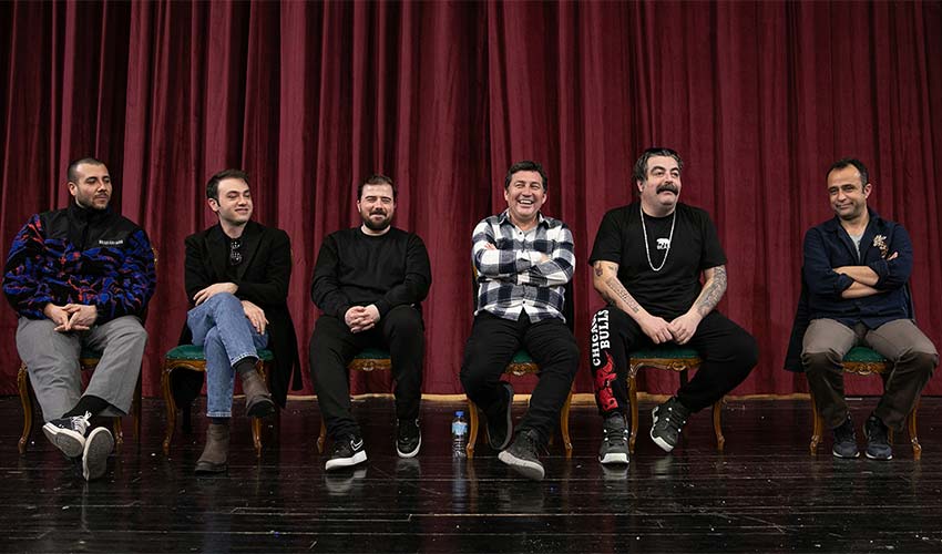 İzmir Şehir Tiyatroları sanatçıları genç tiyatroseverlerin sorularını cevapladı