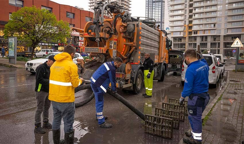 İZSU ekipleri tam kadro sahada