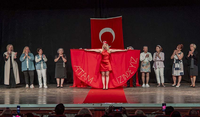 Karşıyaka’nın çınarlarından renkli defile