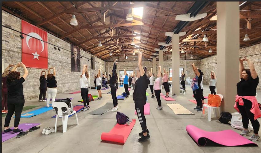 Kadınların yanında, toplumun her alanında