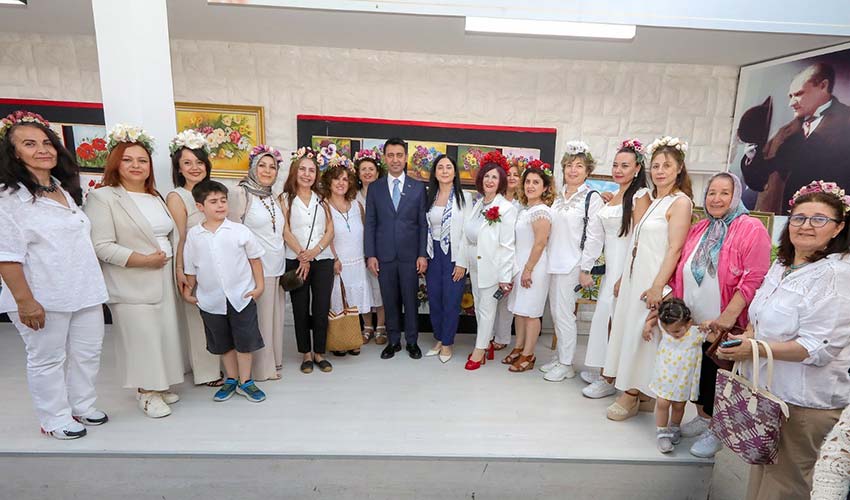 Üreten kadınlar el sanatlarını sergiledi