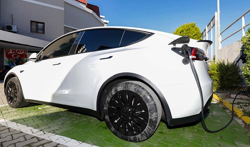 Elektrikli araç şarj istasyonları ile 1400 ağaca bedel temiz enerji