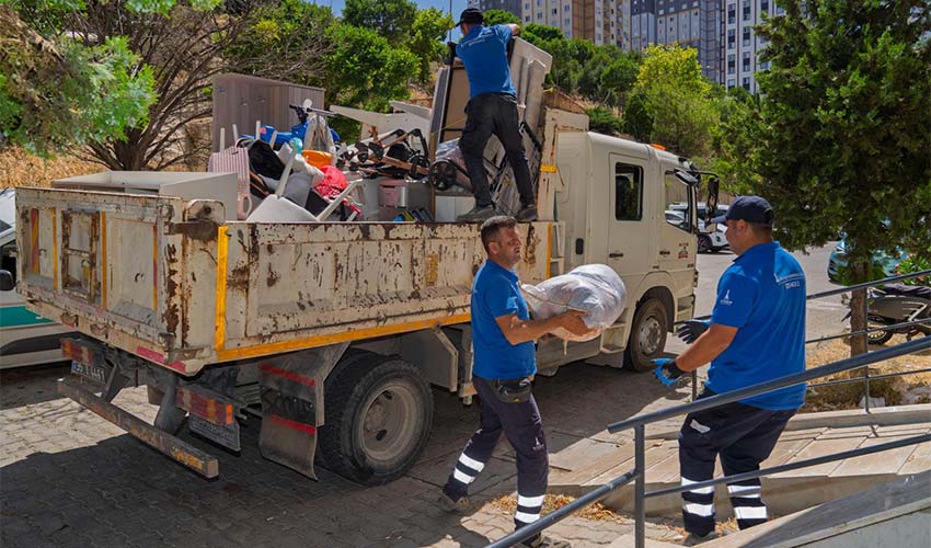 Evi zarar gören aileyi Uzundere konutlarına taşındı