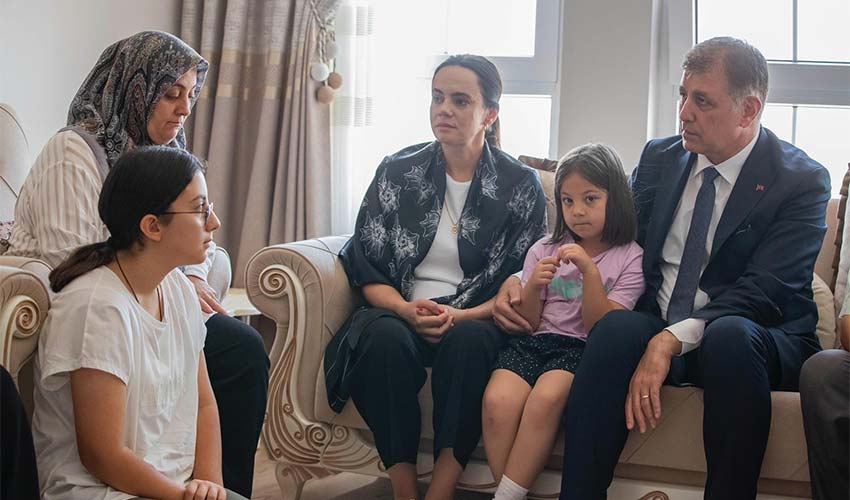 Başkan Tugay yangın şehidi İbrahim Demir’in ailesini ziyaret etti