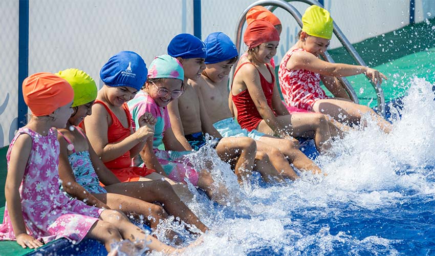 Mahalleye havuz geldi, çocuklar bayram etti