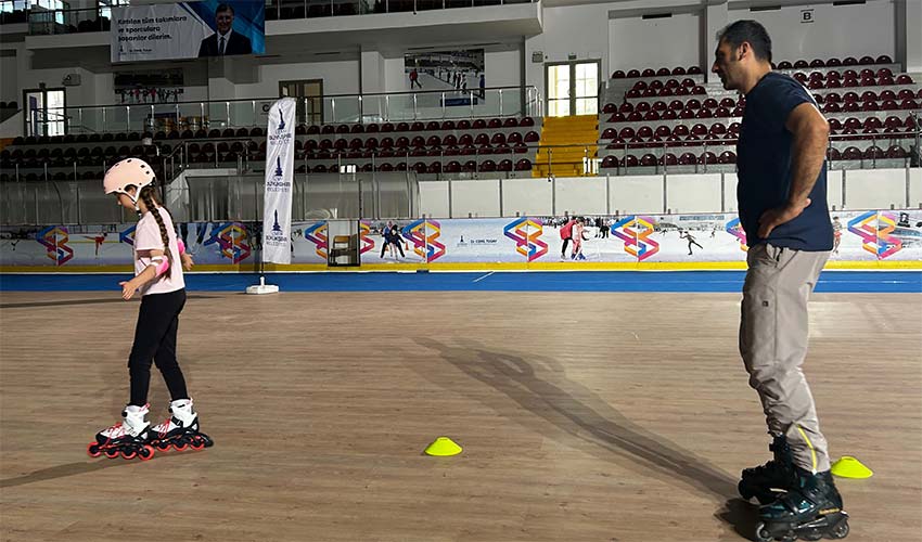 Tekerlekli paten kursunda kayıt zamanı