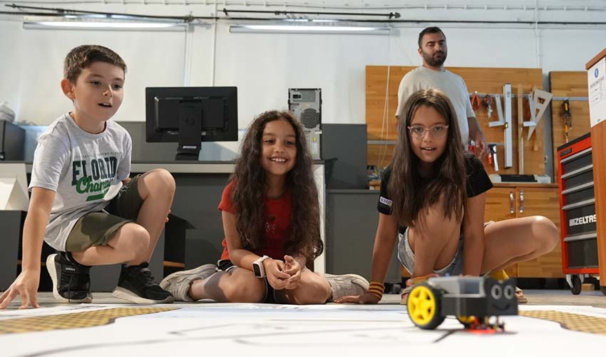 İzmirli çocuklar robotik dünyasıyla tanıştı