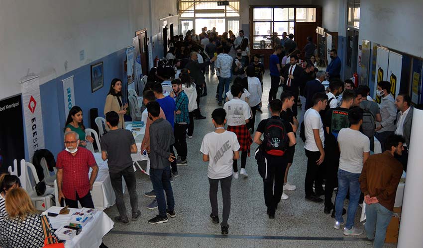Geniş program yelpazesiyle yeni öğrencilerini bekliyor