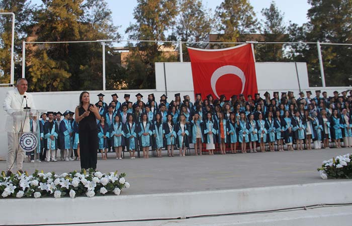 Diş Hekimliği Fakültesi 2025 Mezunlarını Geleceğe Uğurladı