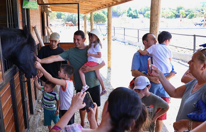 Özel gereksinimli çocuklarla at çiftliği gezisinde buluştu