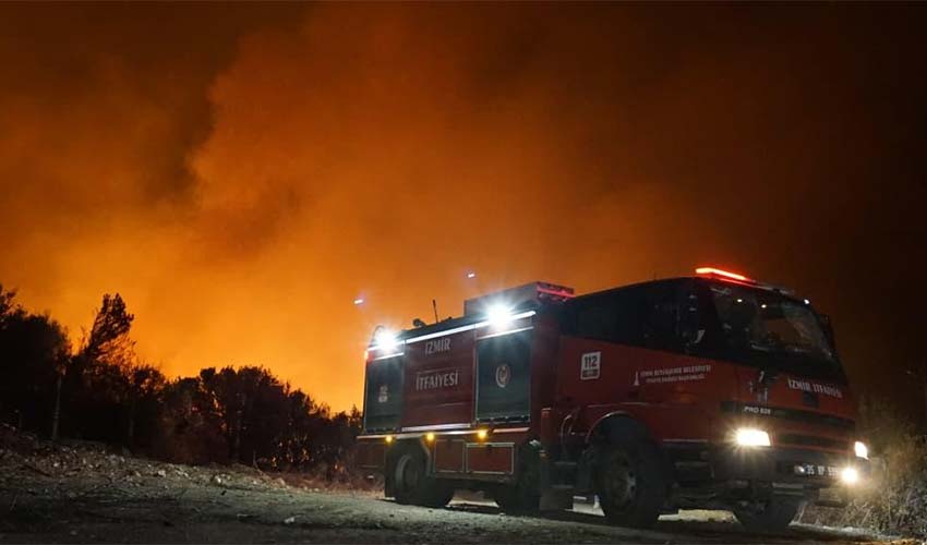 Buca'da başlayıp Gaziemir'e ulaşan yangına karşı siper oldu