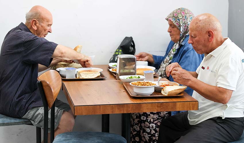 Bir ekmek 15 lira, buca'da 4 çeşit yemek 50 lira