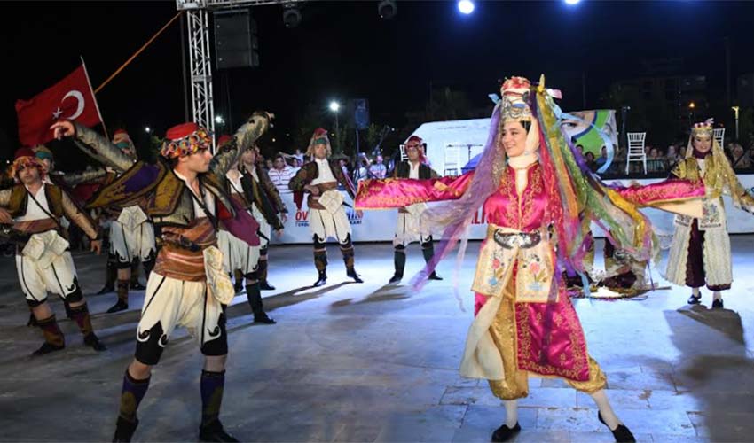 Halk Dansları Geceye Damga Vurdu
