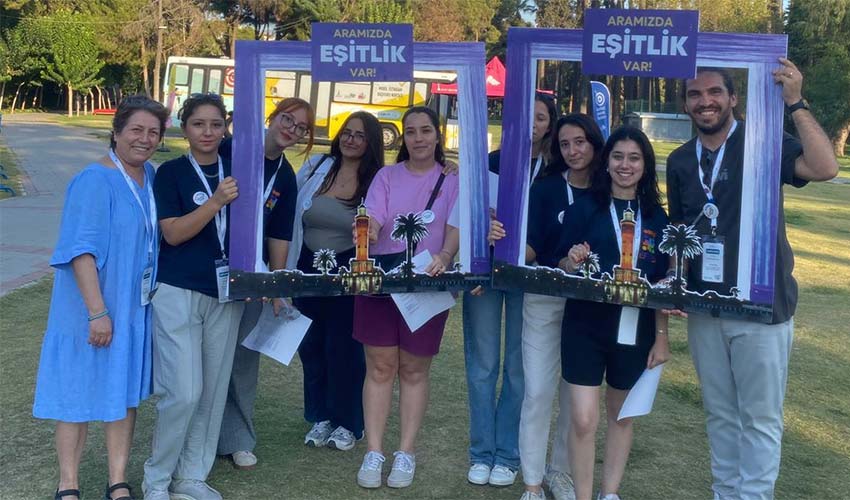 Çocuklar, gençler ve kadınlar İEF'nin tadını çıkarıyor