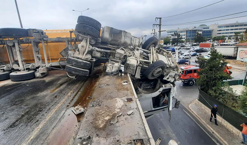Viyadükte asılı kalan tır şoförünü kurtardı