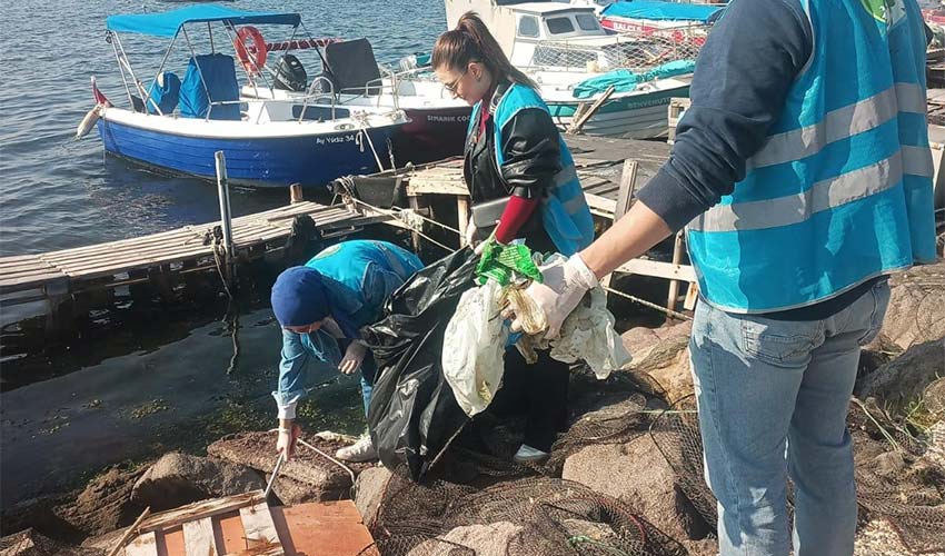 Karşıyaka'da kıyı temizliği
