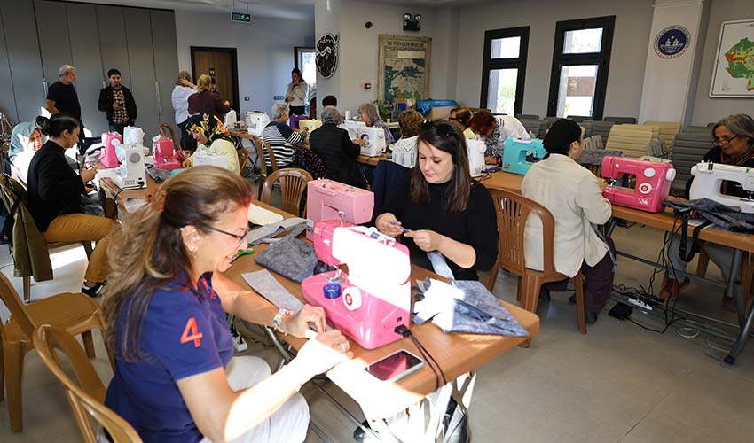 Kadınlar Dikiş Atölyesi'nde
