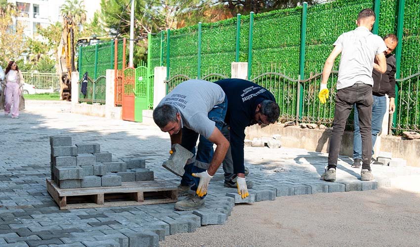 Okul çevrelerinde yol bakım çalışması