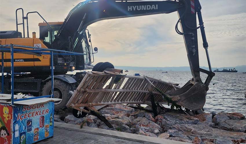 Karşıyaka’daki kaçak iskeleler yıkılıyor