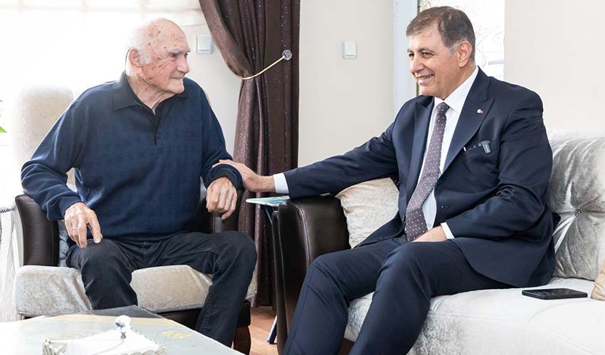 Başkan Tugay lise öğretmenini ziyaret etti