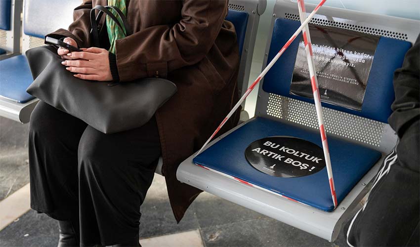 Bir koltuk boş, bir kadın eksik