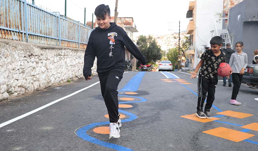 Okul yolu renkli, çocuklar mutlu