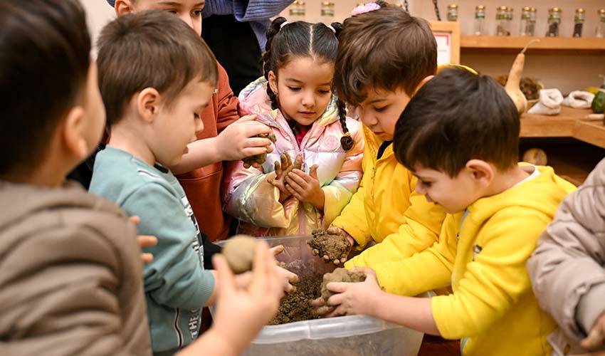 Minik eller toprağa dokunuş