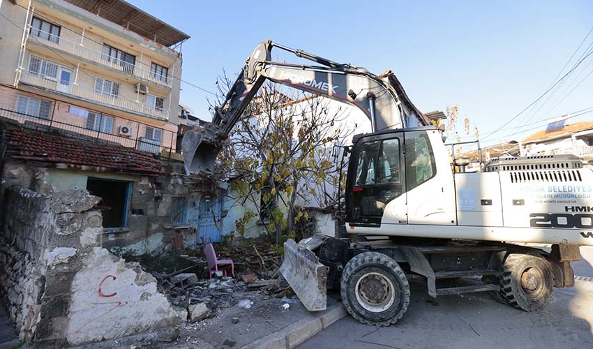 Metruk binalar bir bir yıkılıyor