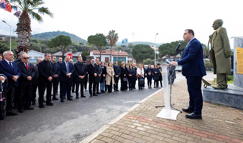 Heykeli önünde karanfillerle anıldı.