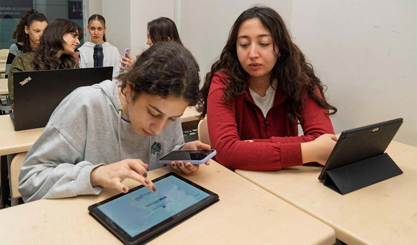 İzmirli öğrencilere yapay zekâ destekli matematik