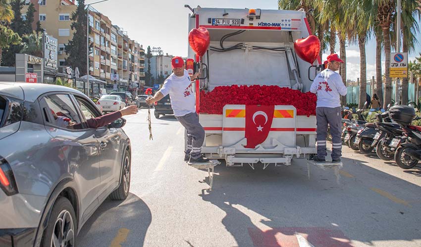 Çöp kamyonu sevgi dağıttı