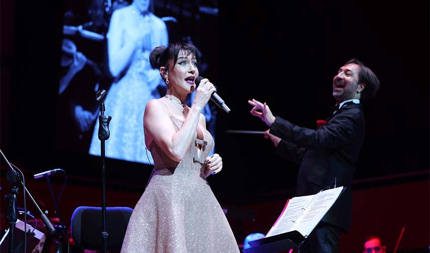 Şevval Sam hem söyledi hem yönetti