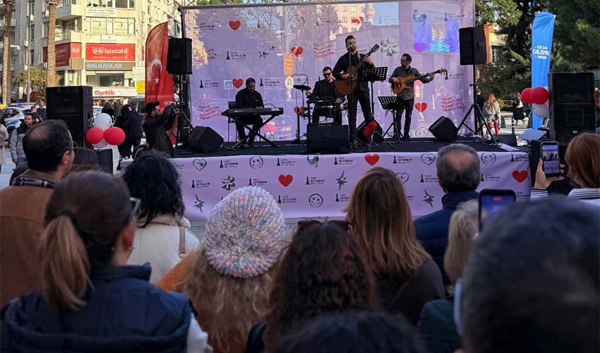 Aşkın melodileri Alsancak’ta yükseldi