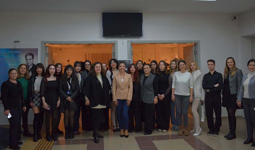 Moda tasarım öğrencileri atık kumaşları sanata dönüştürdü