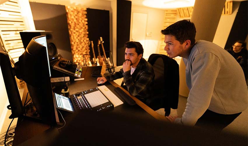 Saz çalan da geliyor rap yapan da