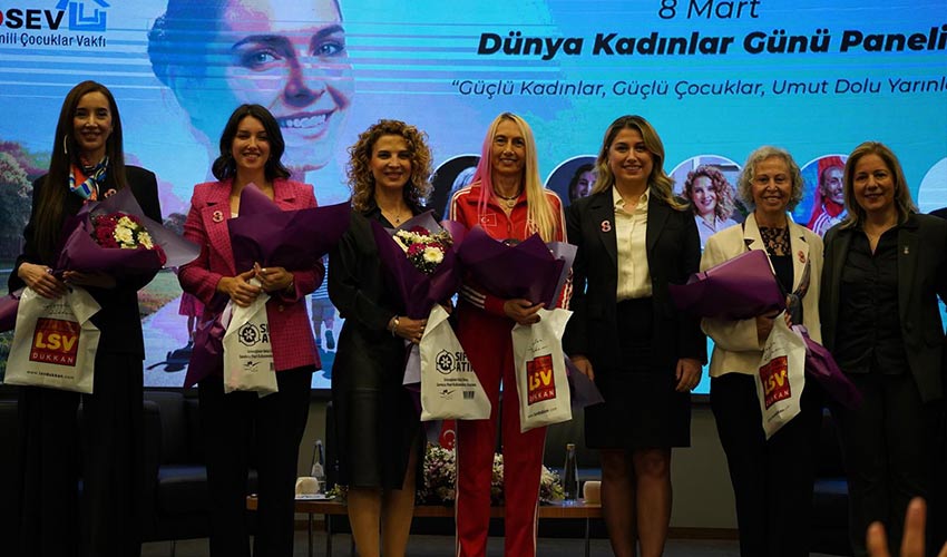 8 Mart Dünya Kadınlar Günü Kapsamında İzmir’de Kadınları Bir Araya Getirdi