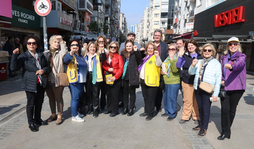 Uluslararası Sessiz Yardım el işareti yaptılar