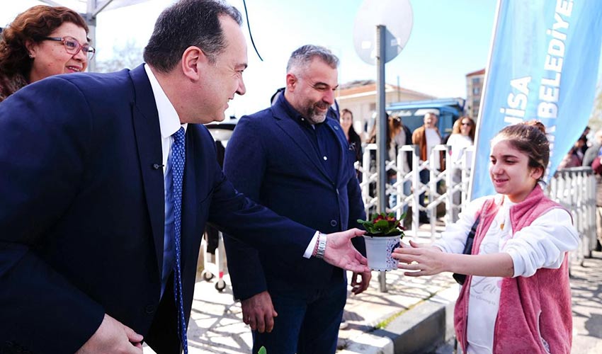 Başkan Dutlulu’dan Çiçekli Kutlama