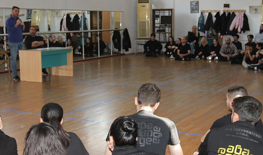 Sahne Üzerinden Sahne Arkasına