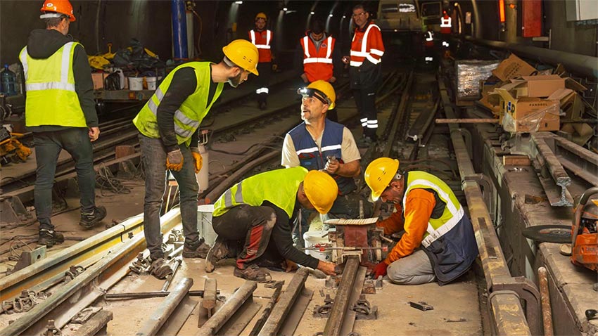 Bornova’da metro hattında raylar yenileniyor