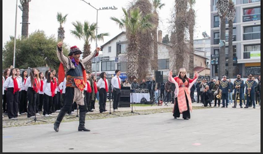Kuşadası'nda, Çanakkale Deniz Zaferi’nin 111’inci yılı kutlandı
